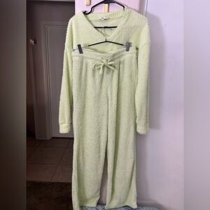 Excellent condition Hippie Rose
Cozy Light Green Fuzzy Lounge Set, size M